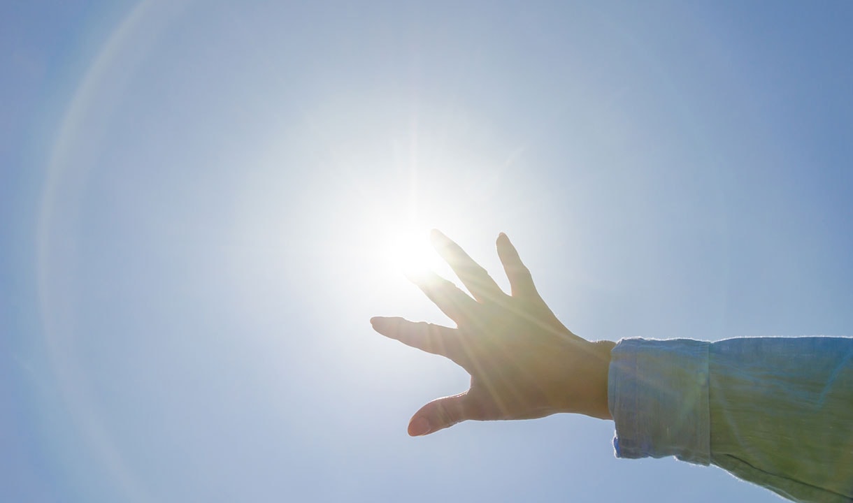 Strong UV rays on sunny days highlight the importance of wearing a golf hat for proper sun and UV protection. Strong UV rays on sunny days highlight the importance of wearing a golf hat for proper sun and UV protection.