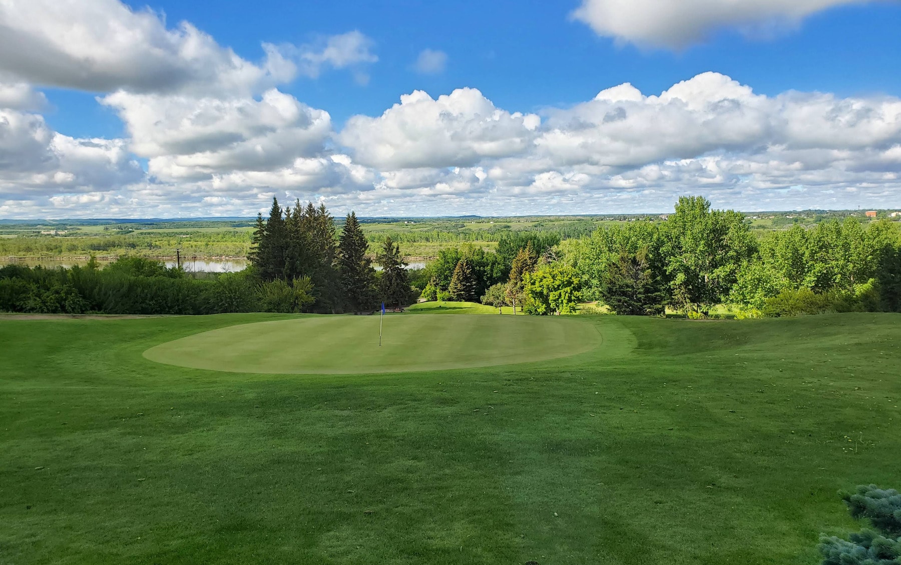 Rolling greens and sweeping views of the North Saskatchewan River Valley at North Battleford Golf & Country Club. Rolling greens and sweeping views of the North Saskatchewan River Valley at North Battleford Golf & Country Club.