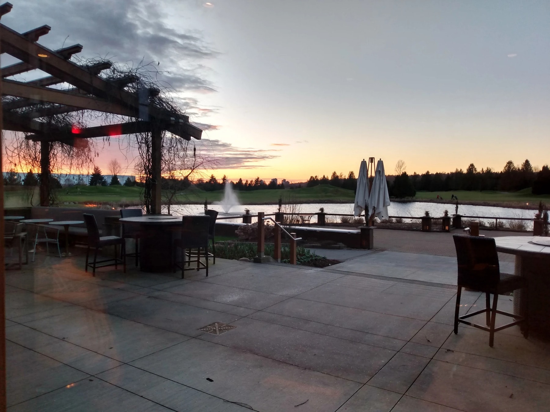 Sunset view from Riverway’s clubhouse patio, overlooking the fountain and finishing hole—perfect post-round vibes. Sunset view from Riverway’s clubhouse patio, overlooking the fountain and finishing hole—perfect post-round vibes.